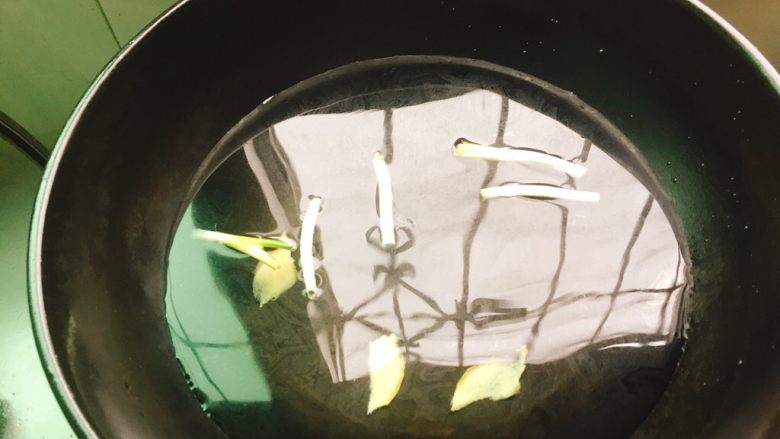家常菜+白灼小鱿鱼,锅里放水放入生姜片,葱白段