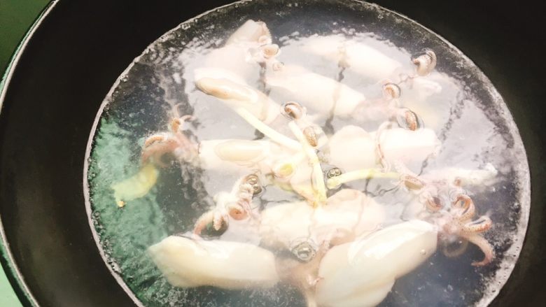 家常菜+白灼小鱿鱼,沸煮3~5分钟