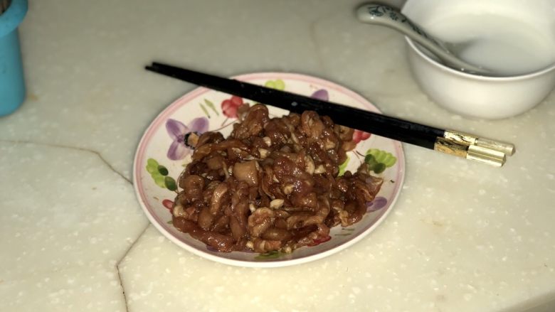 记忆里的那碗面➕尖椒榨菜肉丝面,最后淋上少许食用油，拌匀，腌制十分钟