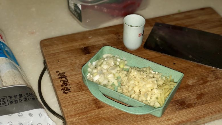 记忆里的那碗面➕尖椒榨菜肉丝面,来准备其他配菜：葱白切末，小葱切葱末，姜切细丝，蒜切蒜蓉，阿晨吃面喜欢加蒜蓉，切的特别多，大家随意