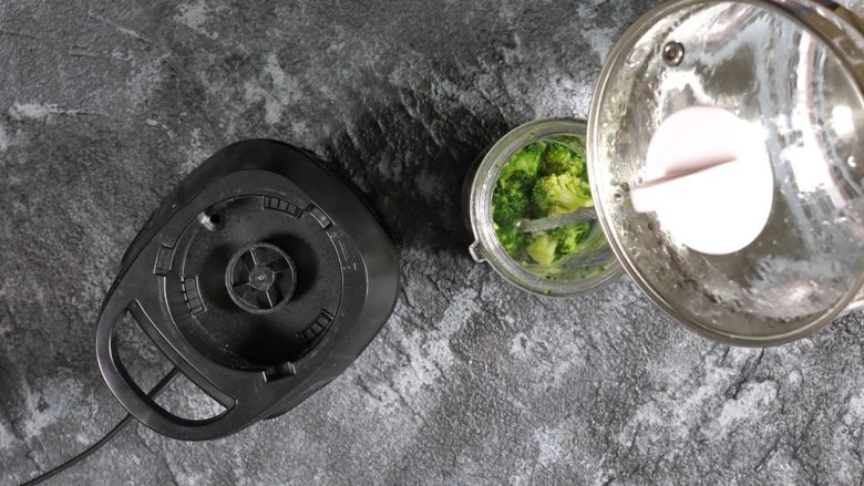 宝宝辅食 营养丰富的西兰花泥,加入榨汁机,加少量温水。