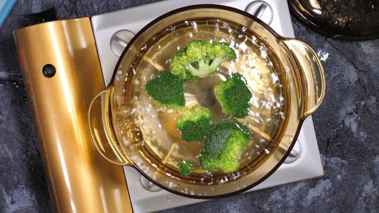 宝宝辅食 营养丰富的西兰花泥,煮5分钟左右,不要时间过长,营养流失。