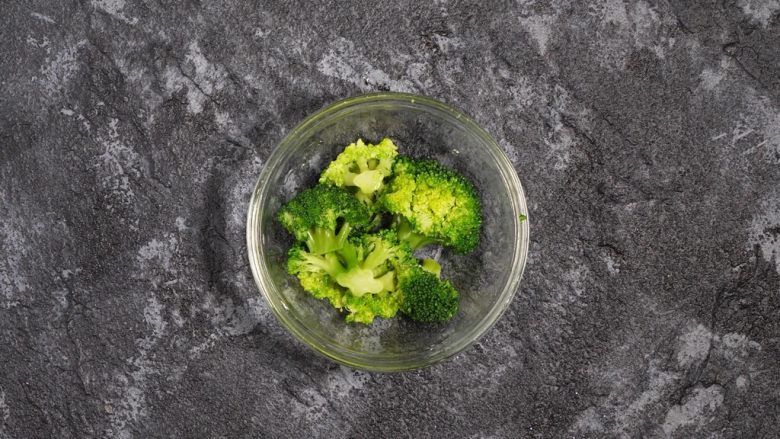 宝宝辅食 营养丰富的西兰花泥,煮好的西兰花,捞出晾至常温。