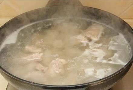 番茄小排骨,排骨用清水泡2个小时以上,洗净,放入冷水中煮开。
