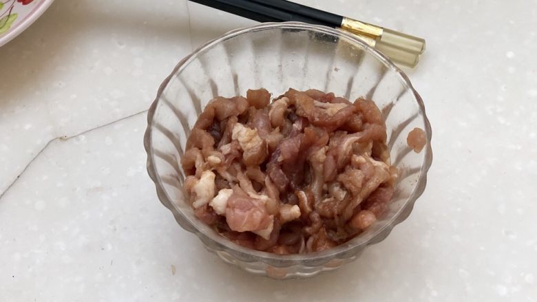 青梅如豆柳如眉➕豆角丝丝炒猪肉,加入一勺水淀粉,抓匀(用手)让肉丝吸收水分,可以让炒出来肉丝更嫩滑