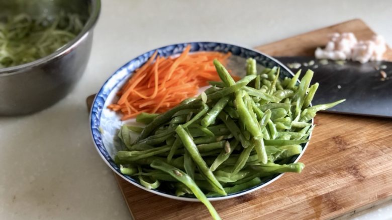 青梅如豆柳如眉➕豆角丝丝炒猪肉,豆角斜刀切粗丝（滚刀斜切）备用