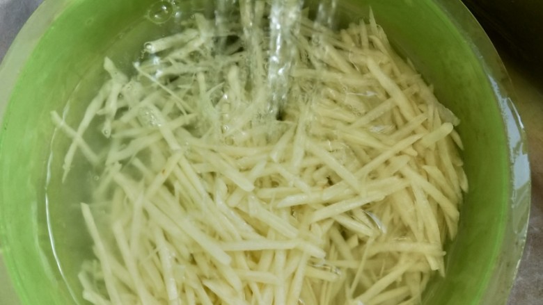 百吃不厌~酸辣土豆丝,然后用流动水冲洗几次,再放水里泡一下。
