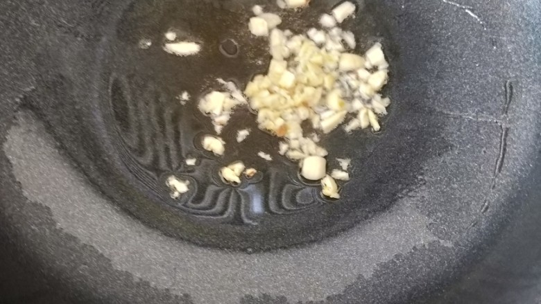 百吃不厌~酸辣土豆丝,热锅凉油,下蒜蓉煸炒一下。