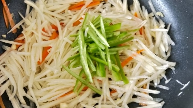 百吃不厌~酸辣土豆丝,然后再加入尖椒丝,翻炒片刻。