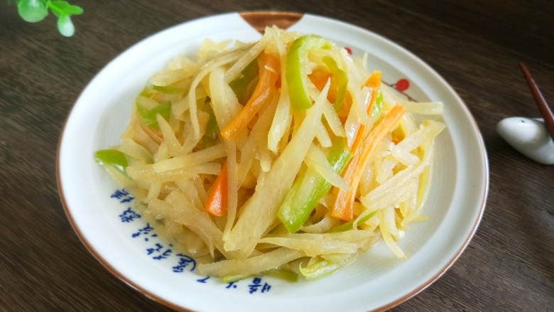 百吃不厌~酸辣土豆丝,虽然没有放辣椒酱,不过那个尖椒已经足够辣了,特别爽。