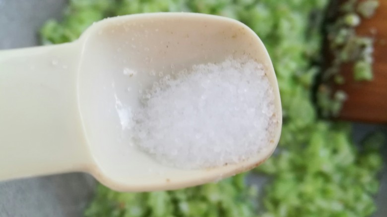 芸豆炒鸡蛋,适量的盐，炒熟