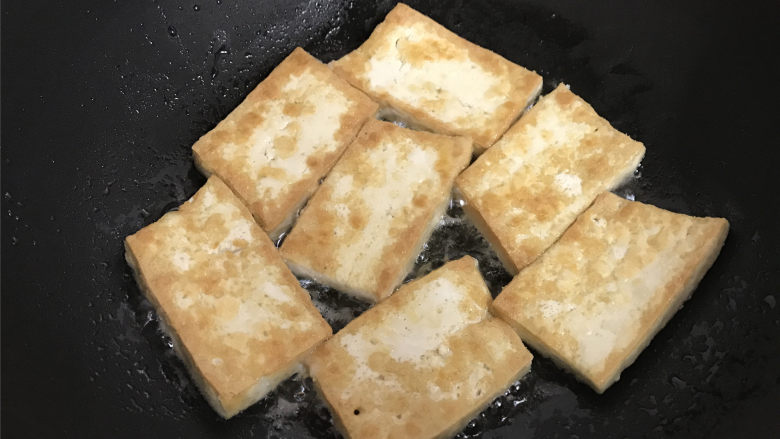八宝酱豆腐,一面煎好后翻面,直至两面都煎成金黄色后捞出。