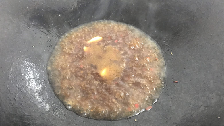 八宝酱豆腐,翻炒均匀出香味加入适量的水。