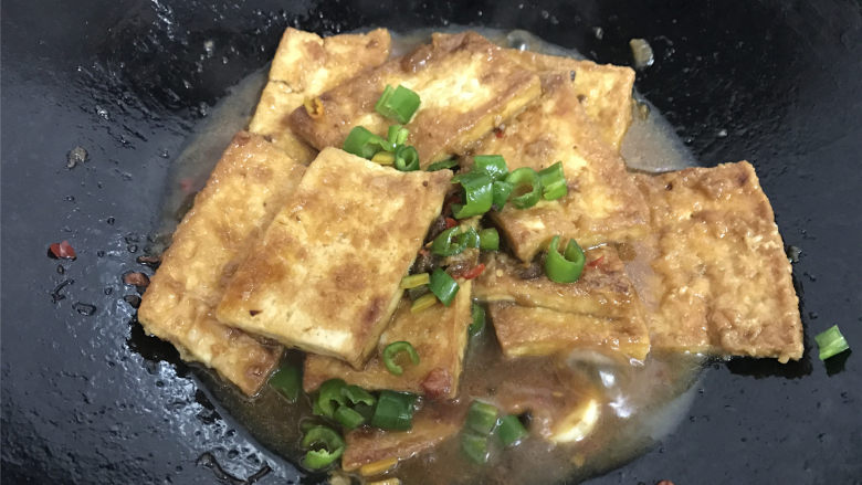 八宝酱豆腐,放入青、红椒后煮至汤汁浓稠收汁后即可熄火。