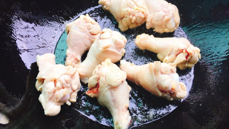 啤酒烧鸡翅根,锅中倒入适量油,放入鸡翅根