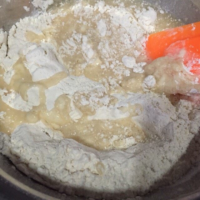 甜咸适口的葱香肉松玛芬,混合好的干粉类倒入鸡蛋液里,用刮刀翻拌几下,不要画圈,大致均匀即可;