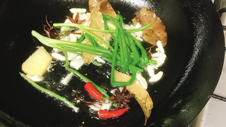 可乐小鸡翅,热锅,倒入适量油,油热至七成热,加入配料爆炒,炒出香味,倒入鸡翅不停翻炒,加入两勺生抽,倒入500ml<a style='color:red;display:inline-block;' href='/shicai/ 911'>可乐</a>,不用加水,盖上锅盖,煮20分钟。
