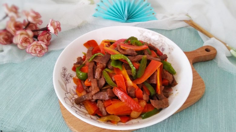 青椒胡萝卜炒牛排