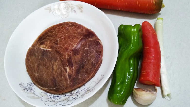青椒胡萝卜炒牛排,食材如图