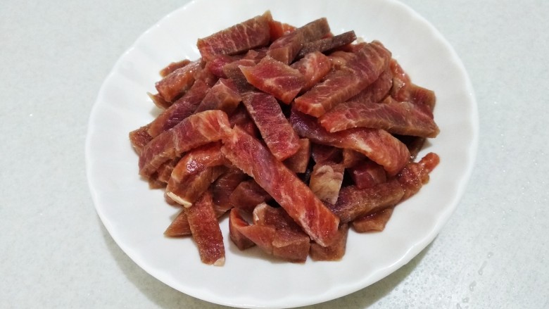 青椒胡萝卜炒牛排,牛排切条