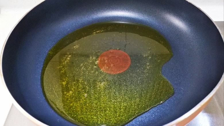 青椒胡萝卜炒牛排,锅里放入少许食用油