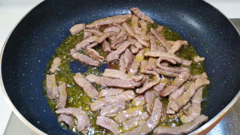 青椒胡萝卜炒牛排,翻炒至变色