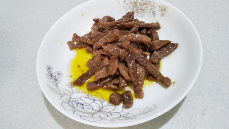 青椒胡萝卜炒牛排,盛出备用