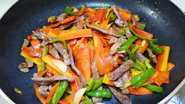 青椒胡萝卜炒牛排,翻炒15秒即可