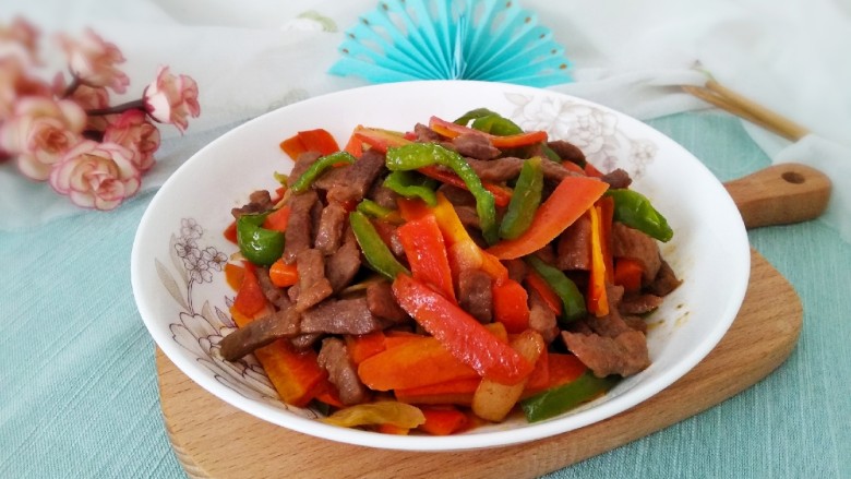 青椒胡萝卜炒牛排,装盘开吃
