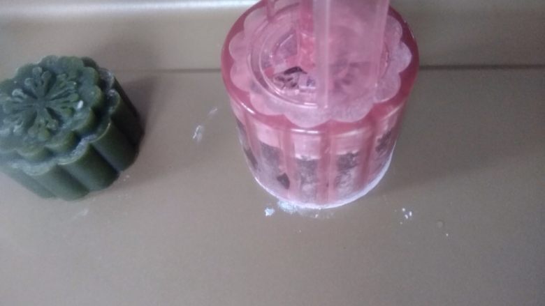 抹茶桃山月饼,在不粘烤盘上用力向下按,提起月饼模,月饼花形就做好了
