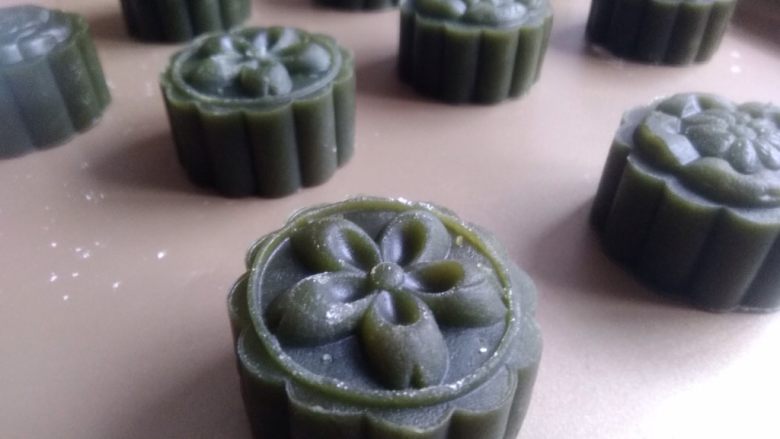 抹茶桃山月饼,直接在烤盘上按,可以防止月饼在移动中变形