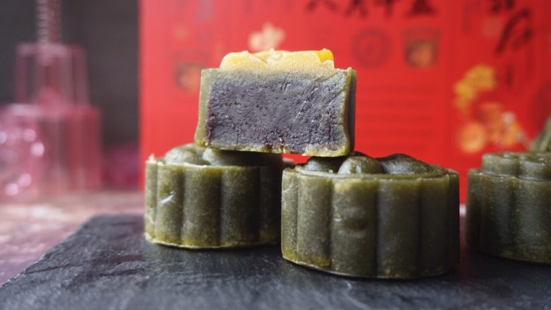 抹茶桃山月饼,烘烤结束,将月饼取出,晾凉后放入保鲜盒内,刚烤好的月饼有点软的,凉后就硬一些。