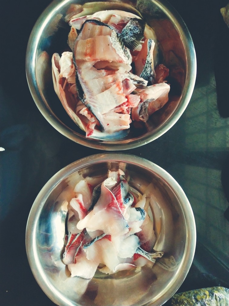 酸菜鱼,鱼肉和鱼骨分开