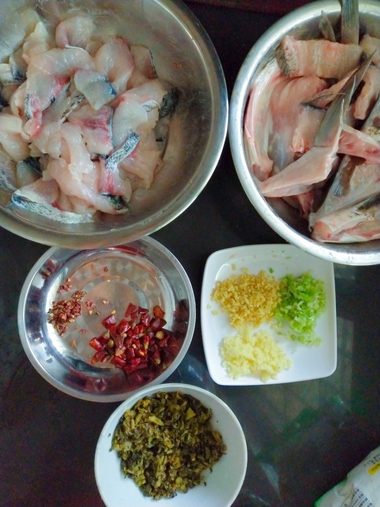 酸菜鱼,鱼肉，鱼骨分别用，盐，<a style='color:red;display:inline-block;' href='/shicai/ 756'><a style='color:red;display:inline-block;' href='/shicai/ 756'>鸡精</a></a>，蛋清（蛋清分成两份，鱼肉和鱼骨各一半），淀粉，油（防止粘黏），<a style='color:red;display:inline-block;' href='/shicai/ 134292'>白胡椒</a>（<a style='color:red;display:inline-block;' href='/shicai/ 134292'>白胡椒</a>少放点，不然味道太大了），码味15-20分钟，<a style='color:red;display:inline-block;' href='/shicai/ 3361'>酸菜</a>切碎（喜欢大的切大块，小的切小块），