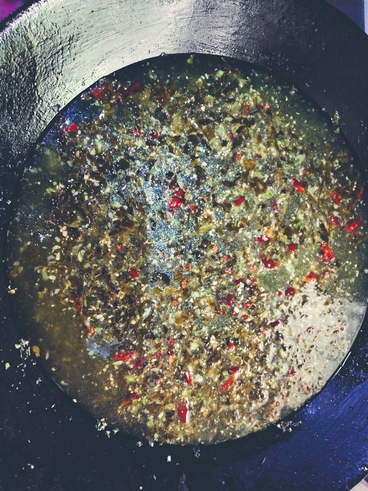 酸菜鱼,加入白水(数量根据鱼的大小来)盐(3克左右,我家口味清淡,再加上有孩子,用的少)
