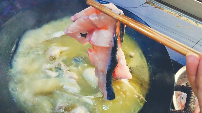 酸菜鱼,接着下鱼骨,煮30秒至一分钟