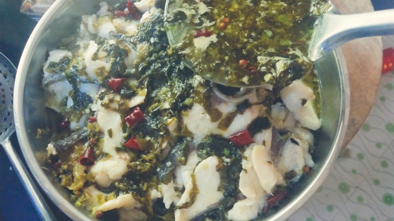 酸菜鱼,汤汁淋在鱼肉上