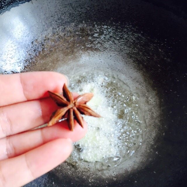 香菇鸡肉焖饭,放入八角