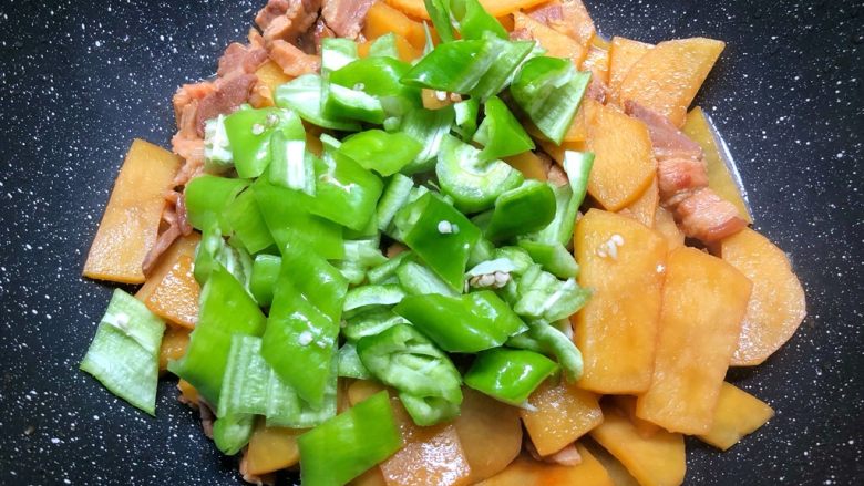 青椒土豆片,焖好放入青椒,翻炒至熟