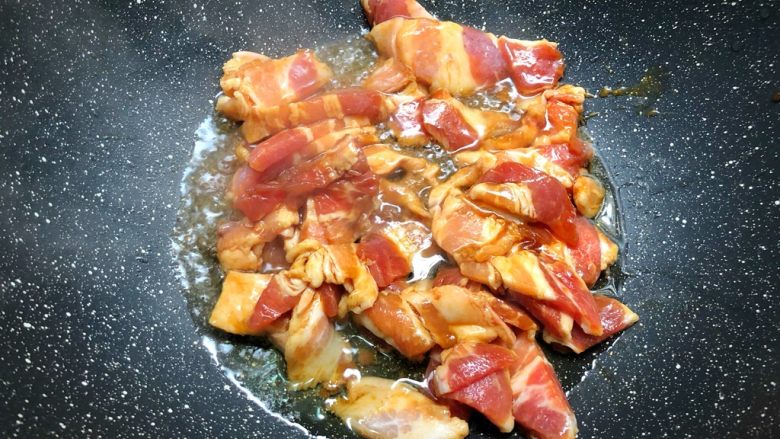 青椒土豆片,放入腌制好的五花肉,小火煸炒出油
