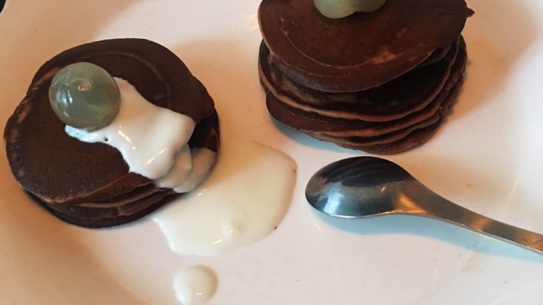 明珠巧克力松饼,放上酸奶、桂圆