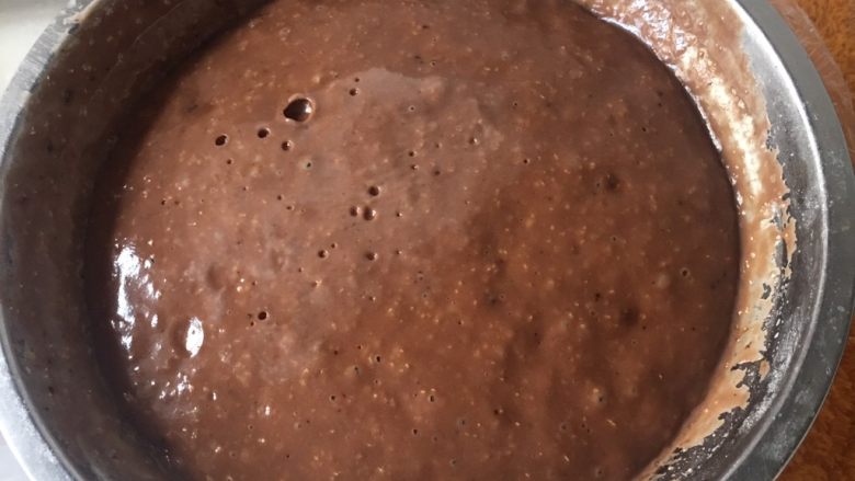 明珠巧克力松饼,<a style='color:red;display:inline-block;' href='/shicai/ 874'>巧克力</a>，<a style='color:red;display:inline-block;' href='/shicai/ 887'>黄油</a>隔水融化，和<a style='color:red;display:inline-block;' href='/shicai/ 9'>鸡蛋</a>、<a style='color:red;display:inline-block;' href='/shicai/ 219'>牛奶</a>、<a style='color:red;display:inline-block;' href='/shicai/ 519'>面粉</a>搅拌面糊