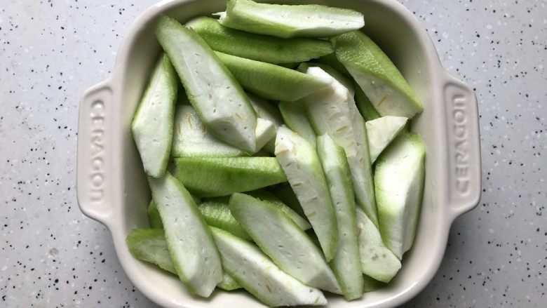 三鲜蒸丝瓜,<a style='color:red;display:inline-block;' href='/shicai/ 57'>丝瓜</a>去皮洗净之后切滚刀块,然后放入蒸盘