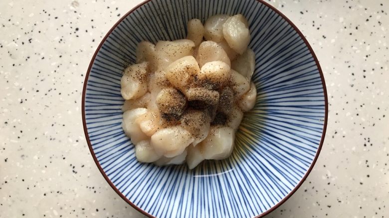 三鲜蒸丝瓜,仙贝丁洗净之后加适量料酒和黑胡椒粉,抓均匀,腌制,备用
