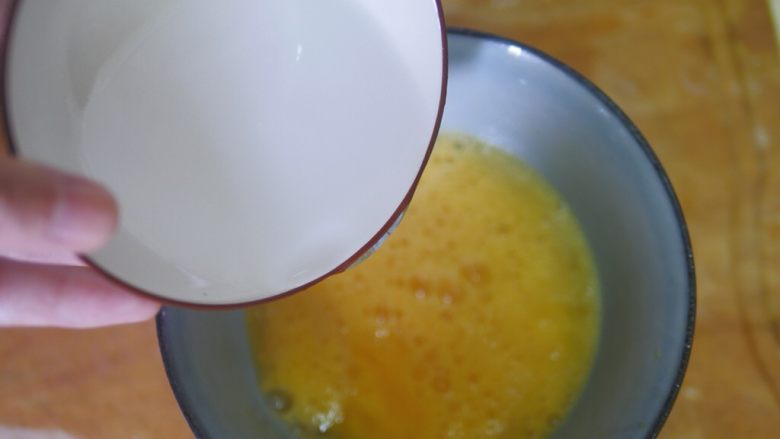 虾仁豆腐水蒸蛋,在蛋液中加入一碗水,约2个蛋的重量