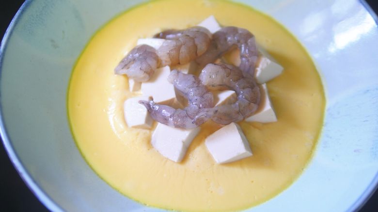 虾仁豆腐水蒸蛋,把虾仁码在豆腐上,继续中火蒸5分钟