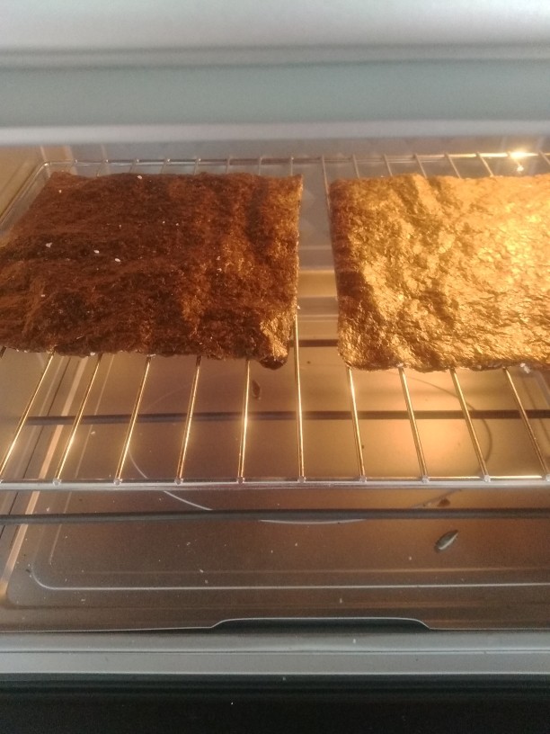 海苔夹心脆,烤箱150度预热五分钟,放入预热好的烤箱120度,烤15到20分钟,一定要注意观察,我的是烤了18分钟。因为每个烤箱的脾气不同。