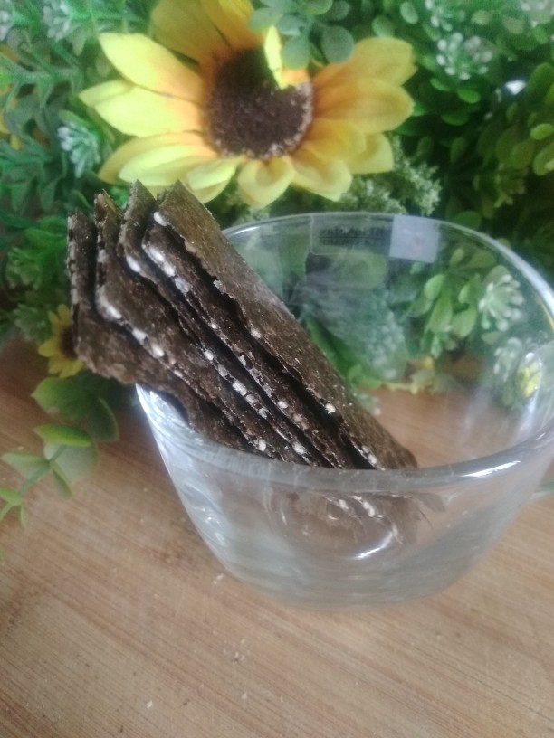 海苔夹心脆,好啦!可以开吃啦!烤好之后,切成长条。可以用密封罐子装起来,因为我一次性做的比较多,每次都是用罐子装起来的。