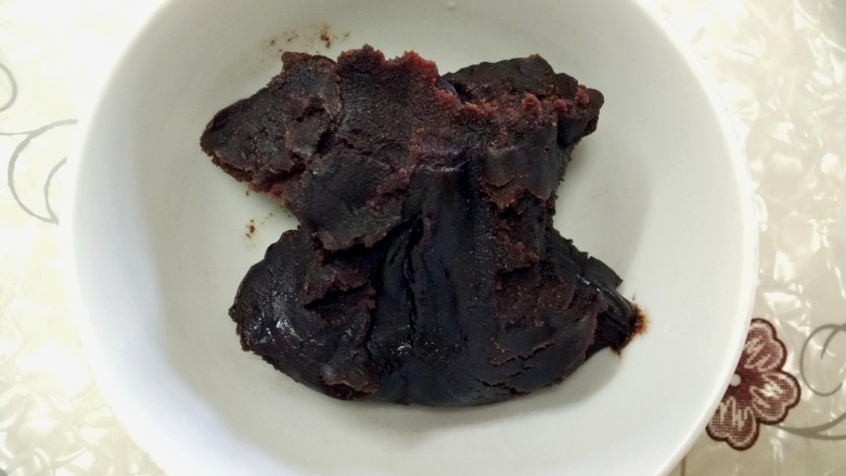 蛋黄酥,<a style='color:red;display:inline-block;' href='/shicai/ 6517'>豆沙</a>准备好,放入碗中待用。