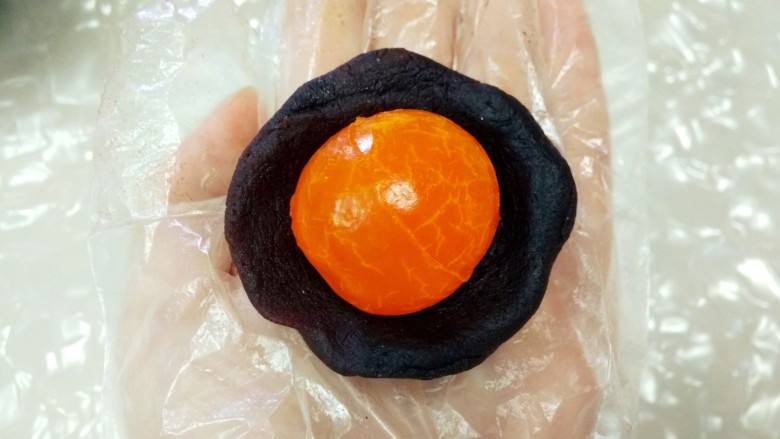 蛋黄酥,然后取6克大小豆沙,中间放入一个蛋黄
